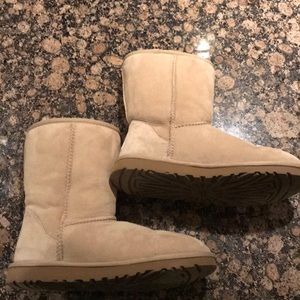 UGG SHORT BOOT SIZE 7